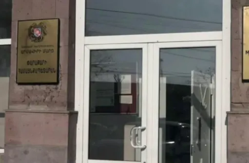 Պարզվել են համայնքապետարանում քաղաքացուն ծեծի ենթարկելու մեջ կասկածվող պաշտոնյաների ինքնությունը