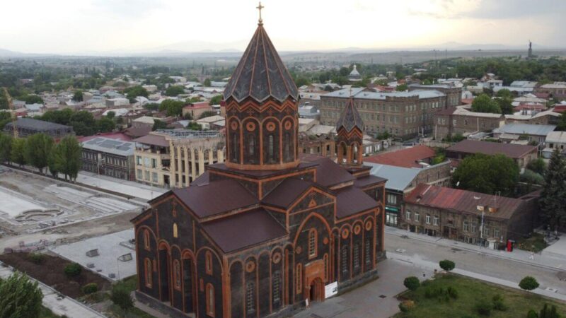 Զուգահեռ պատարագներ Գյումրիում. Յոթ Վերքում Փաշինյանն է, Ամենափրկիչում՝ թեմի հոգևորականները (ուղիղ)