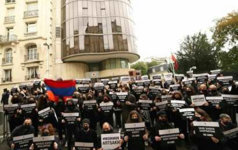 Ֆրանսիայի հայերը բողոքի ցույց են անցկացրել Փարիզում Թուրքիայի դեսպանատան առջև