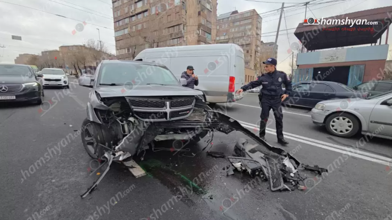 Երևանի Ռուբինյանց փողոցում բախվել են «Tesla»-ն ու «Dodge»-ը