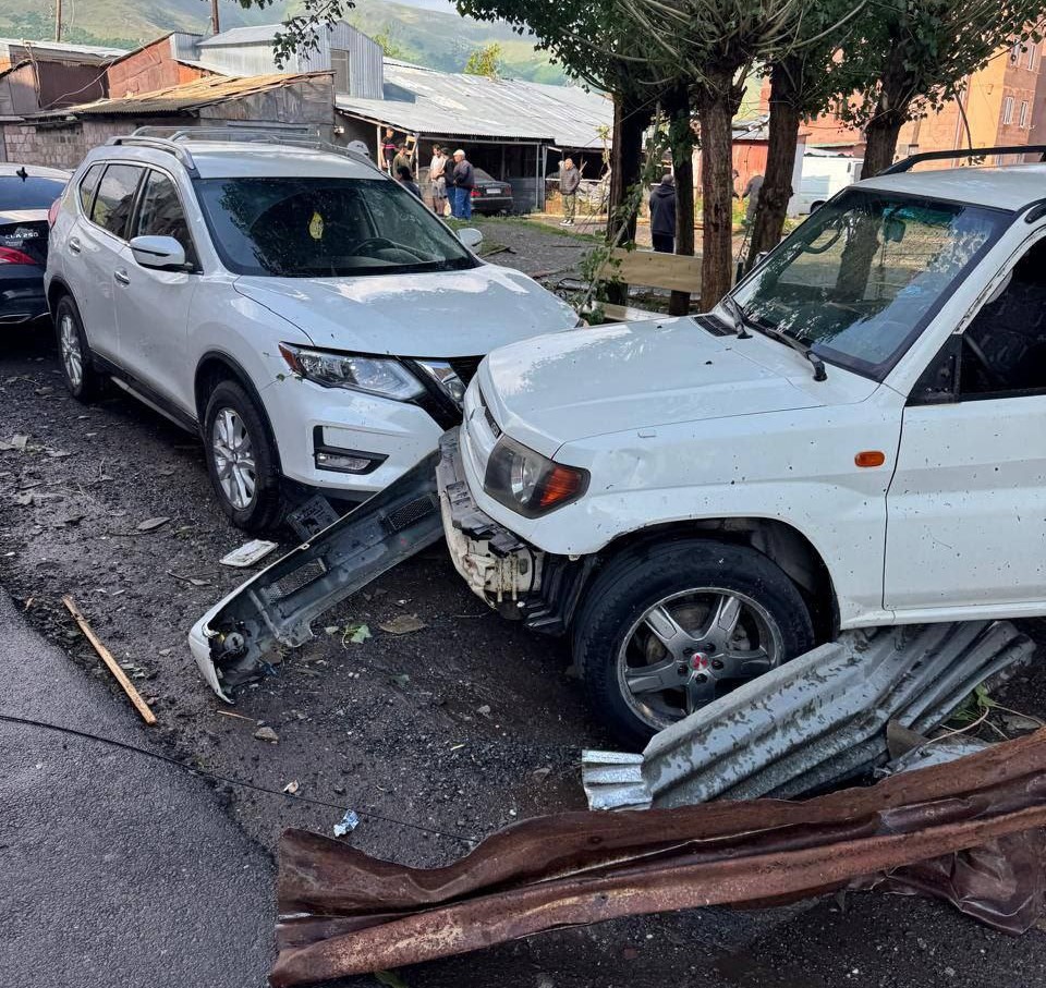 «Ահավոր վիճակ ա, հոսանք չկա, մեքենաները ջարդած, դժբախտություն ա էս». ապարանցիները՝ տորնադոյի մասին