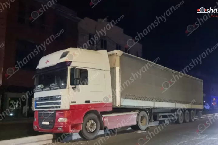 Երևանում բեռնատարը հայտնվել է բաժանարար գոտու բետոնե արգելապատնեշների վրա