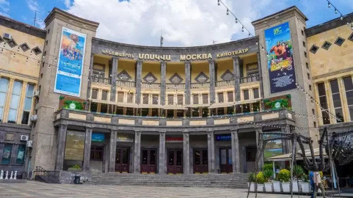 Արտակարգ դեպք Երևանում. «Մոսկվա» կինոթատրոնի տանիքից քաղաքացիներ են ընկել. նրանցից մեկին տեղափոխել են հիվանդանոց
