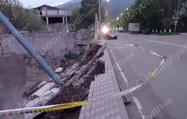 Փլուզվել են Վանաձորի նախկին քրեակատարողական հիմնարկի հենապատը և մայթի մի հատվածը
