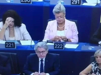  Եվրահանձնակատարը Եվրահանձնաժողովի ղեկավարի ելույթի ժամանակ գործելով էր զբաղված. Տեսանյութ
