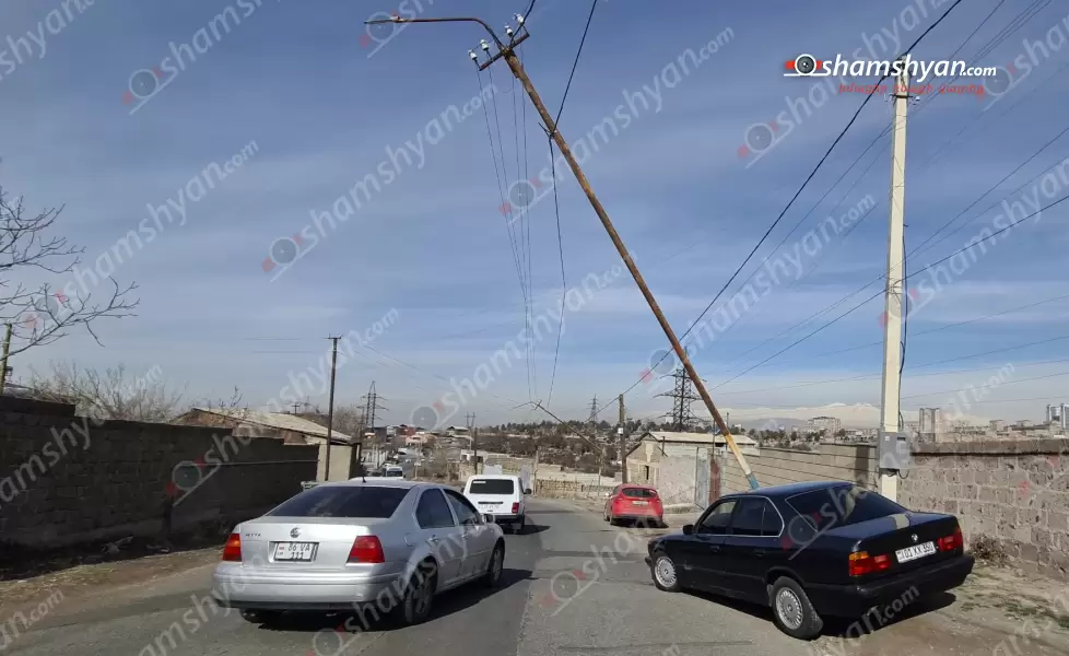 Արտակարգ դեպք Երևանում. բախվել են BMW-ն ու Volkswagen Golf-ը. BMW-ն էլ բախվել է երկաթե էլեկտրասյանը. երկու էլեկտրասյուն կոտրվել է (տեսանյութ)
