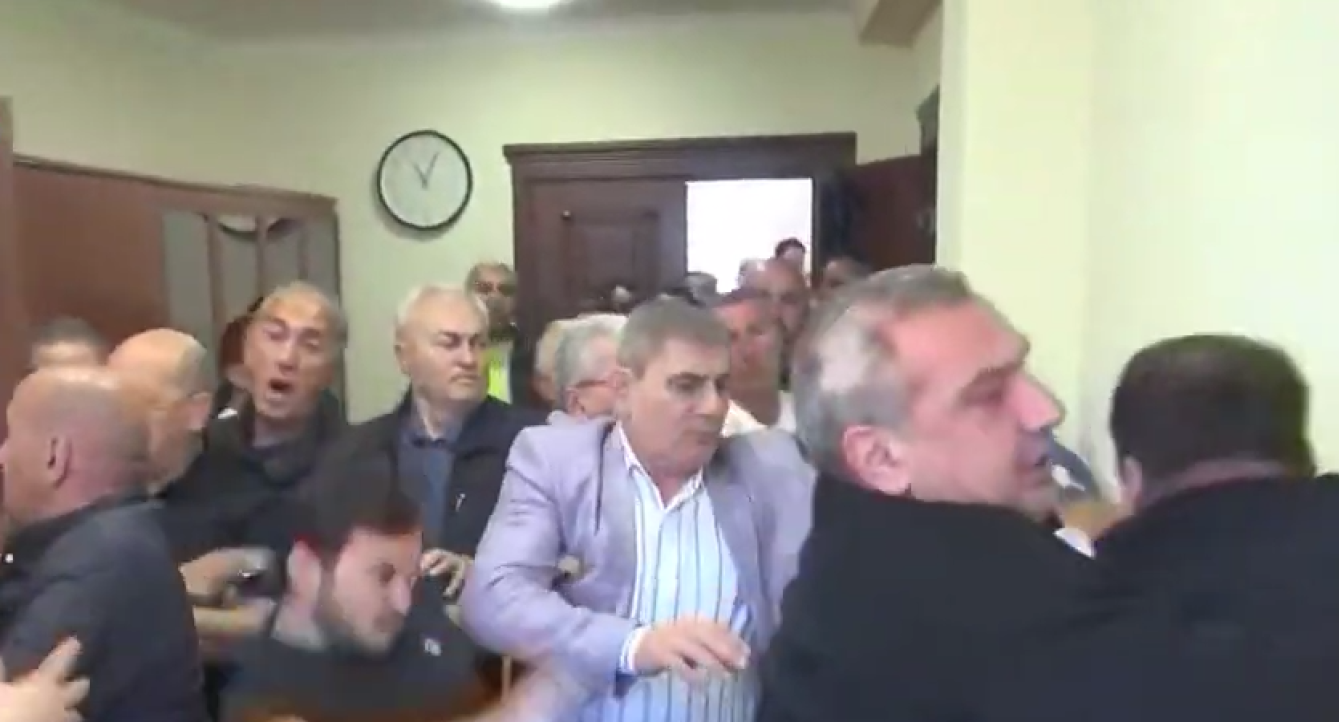 Ոստիկանները Նոր նորքի թաղապետարանից բերման ենթարկեցին ծեծի ենթարկված Արթուր Չախոյանին