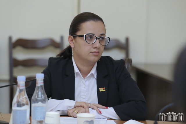 ՔՊ-ական պատգամավորն աշխատանք չունեցող ամուսնուն իրեն օգնական է նշանակել. «Ժողովուրդ»