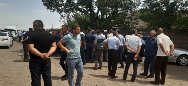 Քաղաքացիները փակել են Գյումրի-Երևան ճանապարհը․ խնդիրը ոռոգման ջուրն է