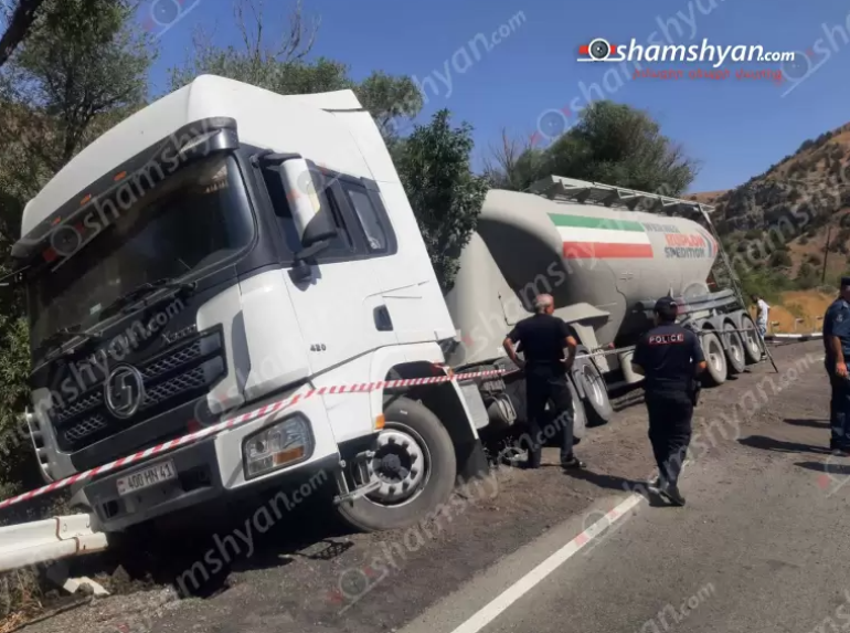 Վայոց ձորի մարզում ցեմենտ տեղափոխող «Shacman» մակնիշի կցորդիչով բեռնատարը բախվել է նախ բետոնե, ապա երկաթե արգելապատնեշներին և կոտրել դրանք