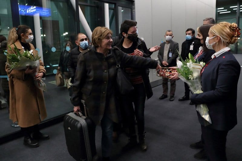 Հայաստանից ժամանած առաջին թռիչքի ուղևորներին Թուրքիայի օդանավակայանում դիմավորել են ծաղիկներով և քաղցրավենիքով