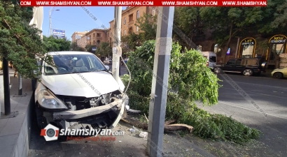 Երևանի կենտրոնում Nissan Tida-ն բախվել է բազալտե եզրաքարին, կոտրել ծառերն ու բախվել էլեկտրասյանը` հայտնվելով մայթին