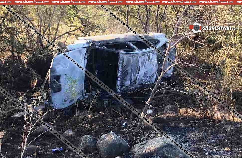 Խոշոր ավտովթար-հրդեհ Արագածոտնի մարզում․ Nissan-ը կողաշրջված վիճակում հայտնվել է ծառերի մեջ և բռնկվել