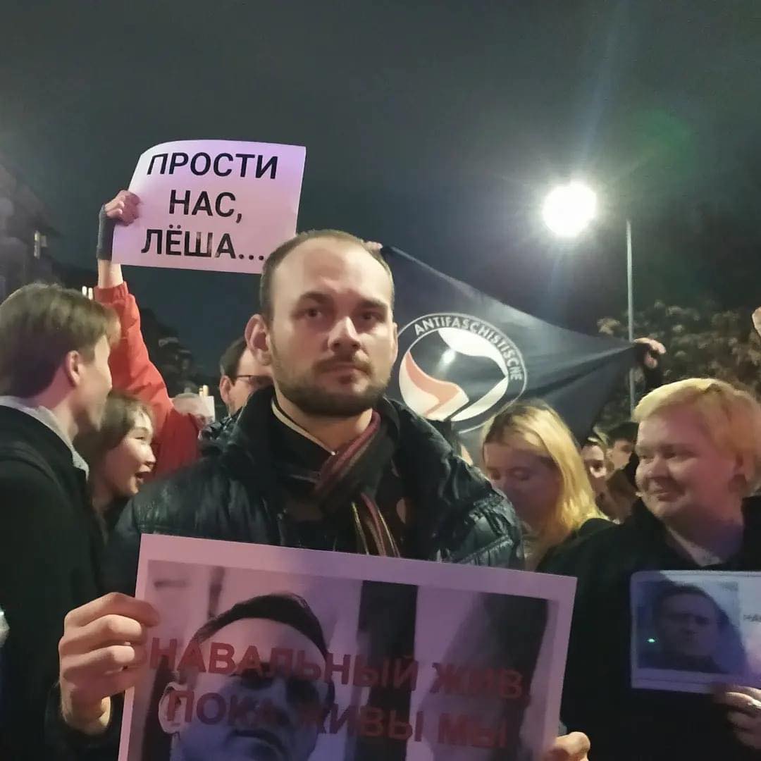 Ռուսաստանը կորցրեց իր մեծ հայրենասերին. Երևանում Ռուսաստանի դեսպանատան դիմաց հավաքված մարդիկ զգում են Նավալնիի մահը (տեսանյութ)
