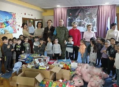 ՌԴ խաղաղապահները բարերարների հետ միասին մարդասիրական օգնություն են ցուցաբերել Ստեփանակերտի մանկապարտեզում