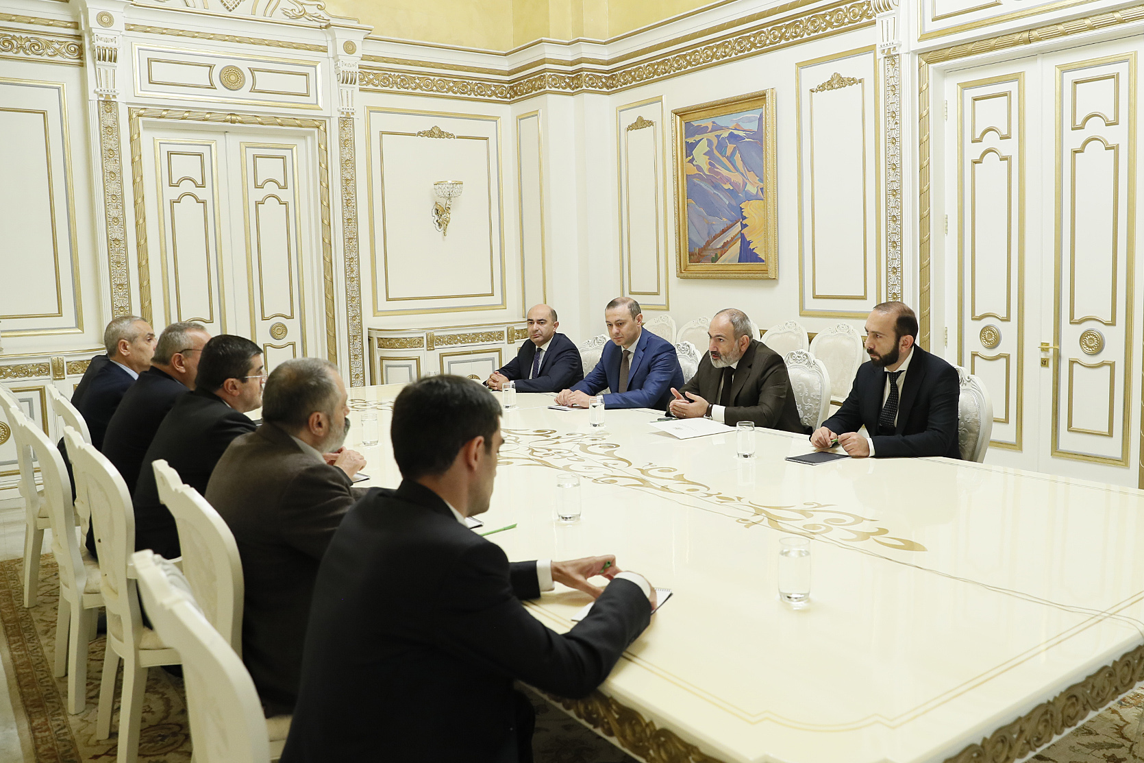 Премьер-министр принял делегацию во главе с Араиком Арутюняном