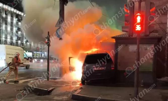 Երևանում բախվել են «Volvo»-ն և «Opel Zafira»-ն․ վերջինը հայտնվել է հետիոտնի համար նախատեսված մայթին՝ բախվելով թերթի կրպակին, և բռնկվել․ կան վիրավորներ