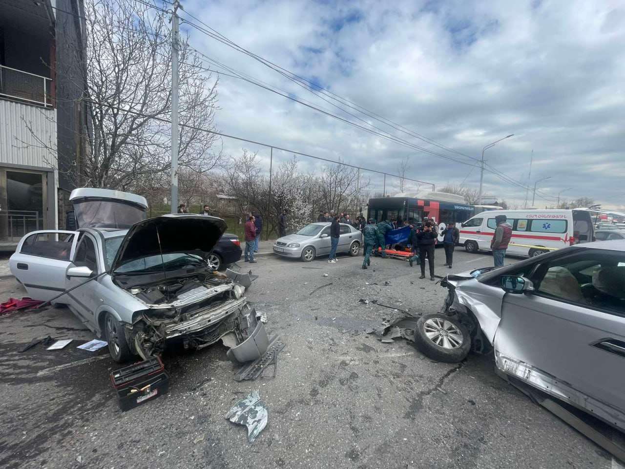 Խոշոր վթար՝ Թբիլիսյան խճուղում. բախվել է երեք մեքենա