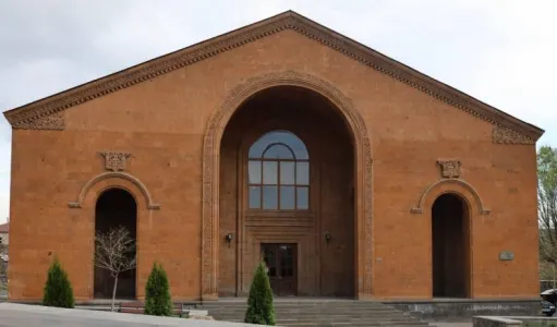 Աշտարակի աղմուկ հանած մշակույթի տան տնօրենը մարզպետի կինն է․ «Հրապարակ»