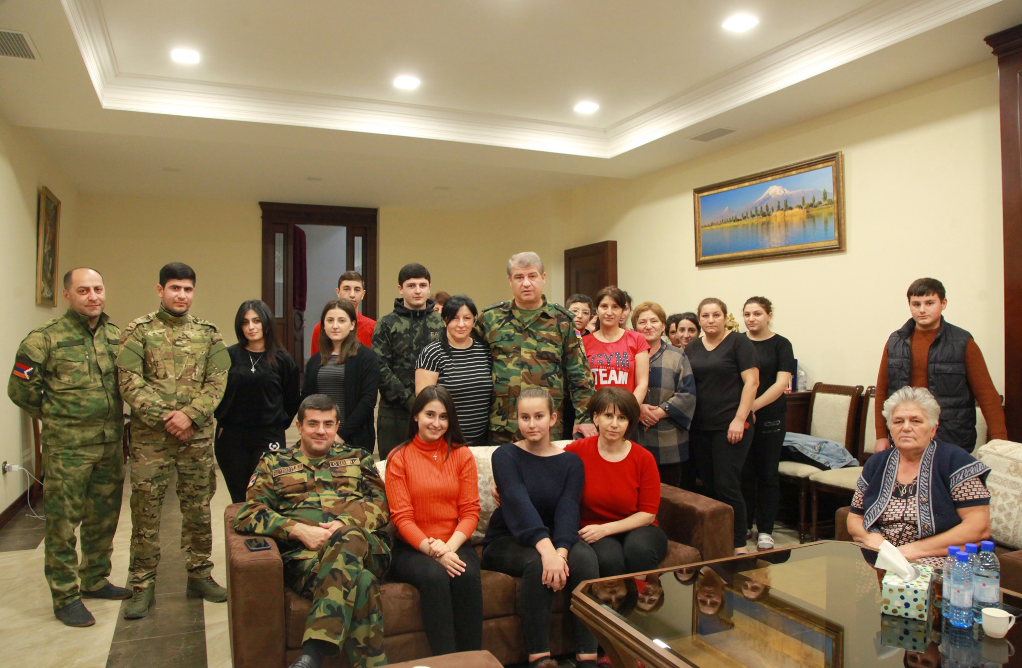 Քիչ առաջ մի քանի րոպեով եղա տանը՝ զավակներիս մոտ. Արայիկ Հարությունյանը տնից լուսանկար է հրապարակել