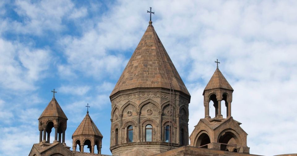 Ամբոխը, արևը և լուռ քաղաքը. ո՞ւմ և ինչո՞ւ է Եկեղեցին «խանգարում». «Փաստ»