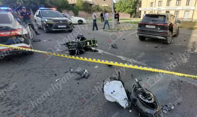 Գյումրիում բախվել են Audi e-tron-ն ու Kawasaki մոտոցիկլը. վերջինը կողաշրջվել է. 24-ամյա մոտոցիկլավարը հիվանդանոցում մահացել է