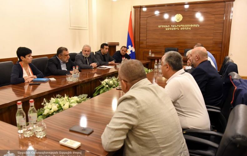 «Մինչև Արցախի հարցը չլուծվի, ես ոչ մի տեղ չեմ գնա»․ Ռուբեն Վարդանյանը՝ ԱՀ ԱԺ խմբակցությունների ղեկավարներին և հանձնաժողովների նախագահներին