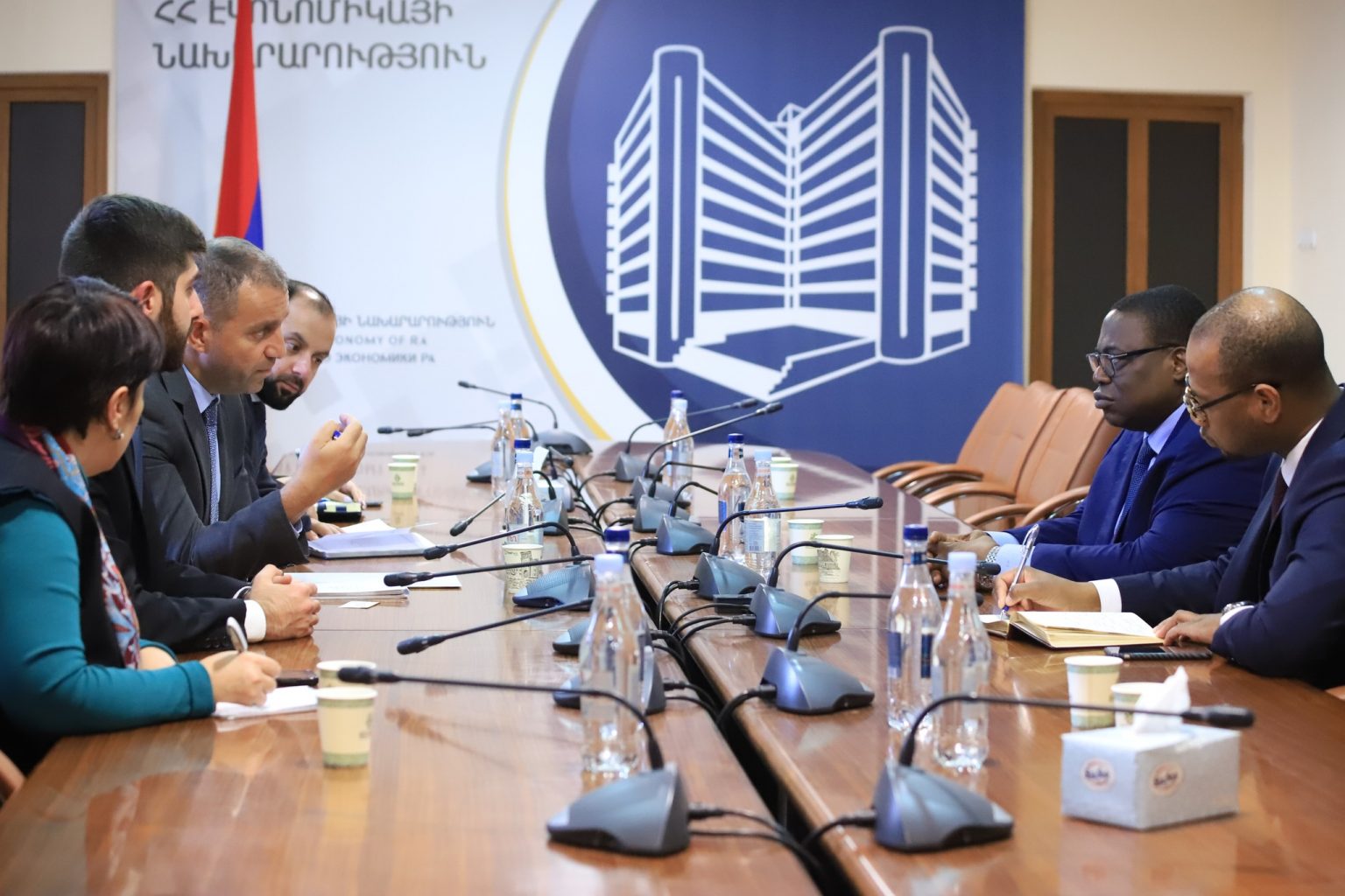 Վահան Քերոբյանը և Բենինի դեսպանը քննարկել են երկու երկրների միջև առևտրաշրջանառությանը վերաբերող հարցեր