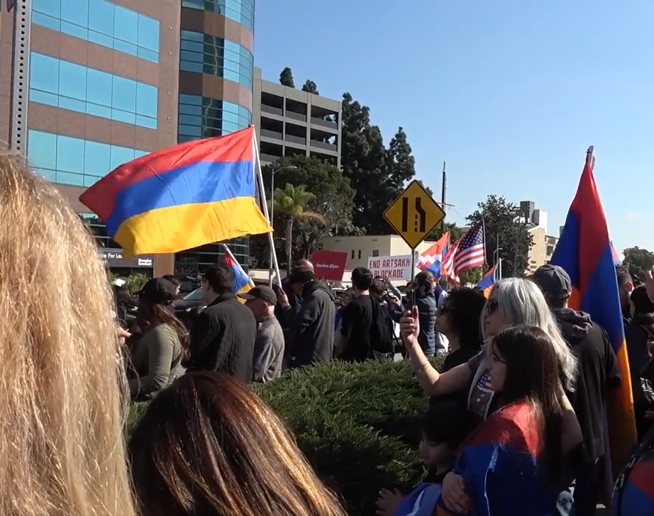 Լոս Անջելեսում հայերը բողոքի երթ են կազմակերպել դեպի Ադրբեջանի հյուպատոսարան․ տեսանյութ