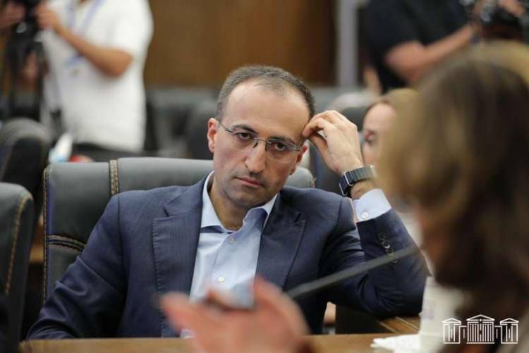 Արսեն Թորոսյանի «ընդդիմադիր» պահվածքը թիմում նյարդային արձագանք է առաջացրել․ «Հրապարակ»