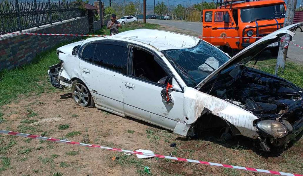 Ստեփանակերտ-Քռասնի ավտոճանապարհին մեքենան դուրս է եկել ճանապարհի երթևեկելի գոտուց, բախվել էլեկտրասյանը և կողաշրջվել