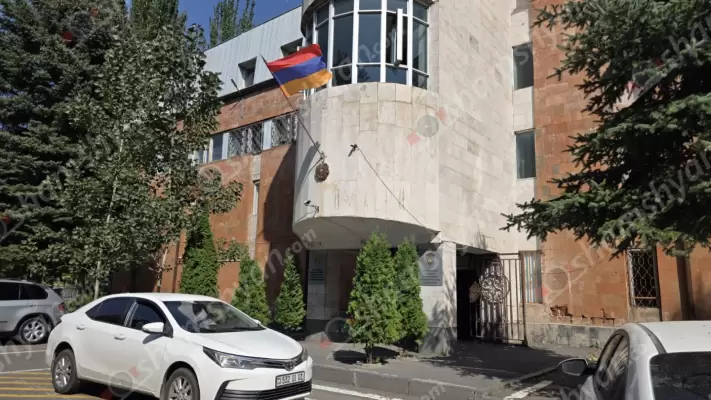 Առինջում վեճից հետո հայր ու որդի փայտե մահակով կոտրել են «Rover 416 SL»-ի դիմապակին ու դռները