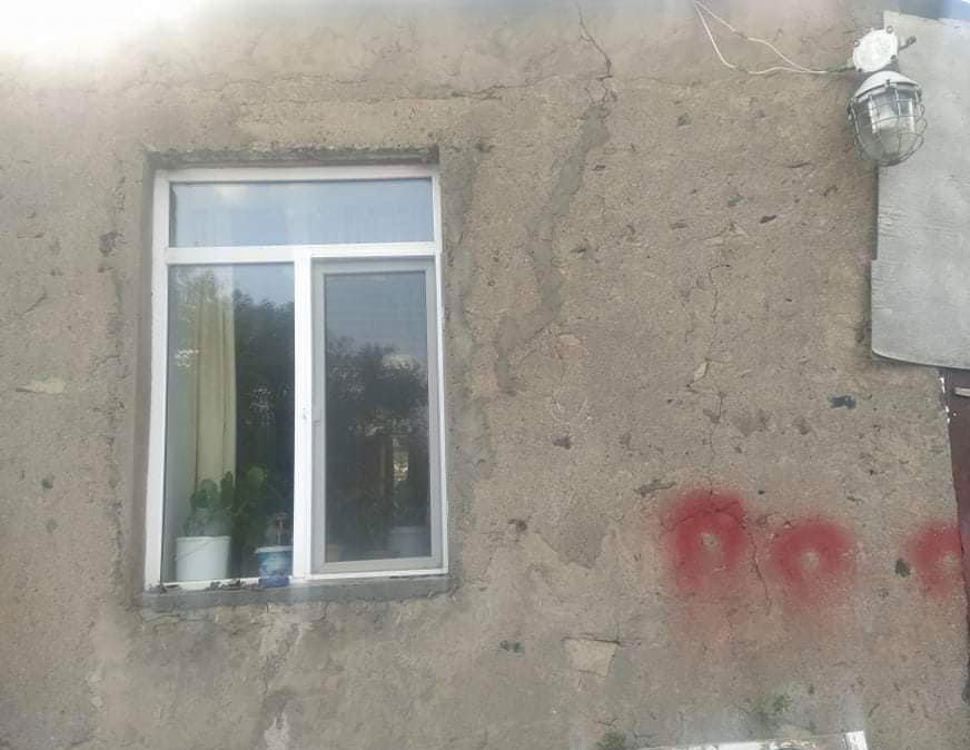 Ադրբեջանական երեկվա կրակոցները Կութ գյուղի տներից մեկի պատը վնասել են բակում կանգնած երեխայի անմիջապես հարևանությամբ. ՄԻՊ