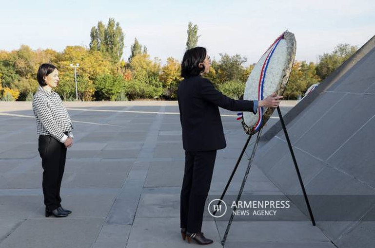Ֆրանսիայի մշակույթի նախարարը հարգանքի տուրք է մատուցել Հայոց ցեղասպանության զոհերի հիշատակին
