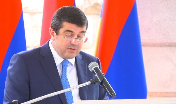 Արցախում Արթուր Մկրտչյանի եւ Արմենակ Ուրֆանյանի հետմահու պարգեւատրումը՝ ուղիղ