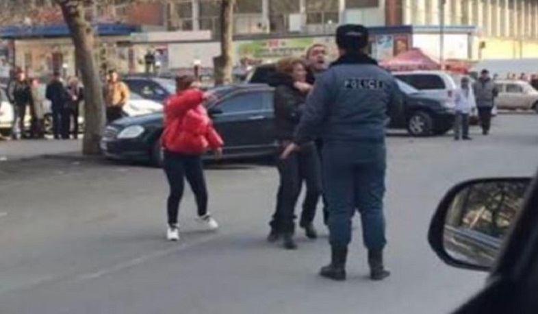 Ոստիկանները վնասազերծել են դանակով սպառնացող տղամարդուն (տեսանյութ)
