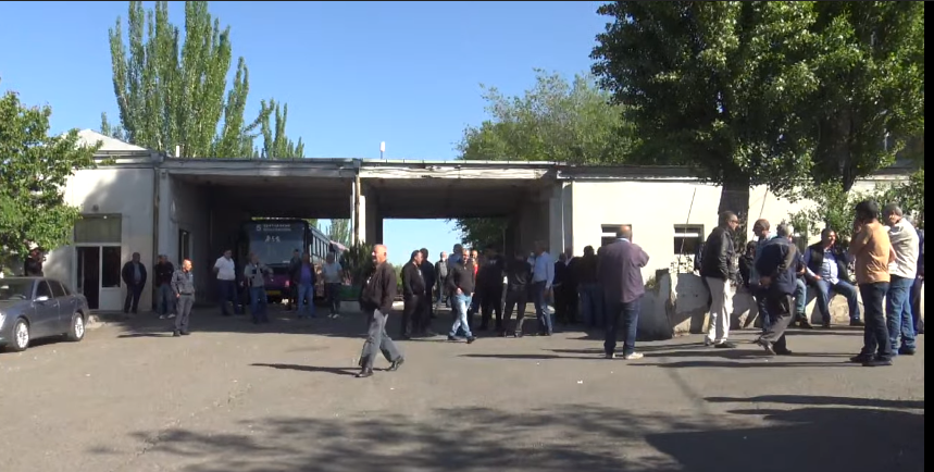 Երթուղայինի վարորդները բողոքի ակցիա են անում. ուղիղ