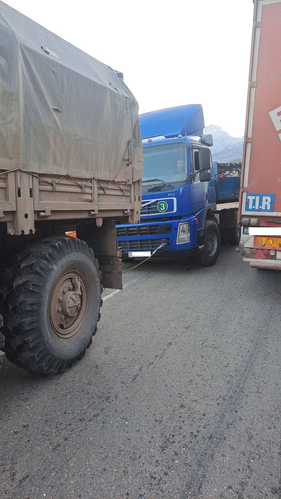 Փրկարարներն Աղվանի-Վերին Խոտանան ավտոճանապարհին քարշակել են երեք բեռնատար
