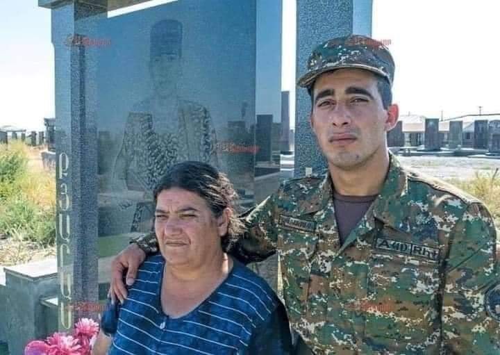 Ապրիլյանի հերոս Քյարամ Սլոյանի մայրը կրտսեր որդուն եզդիական ջոկատի հետ ճանապարհում է Արցախ