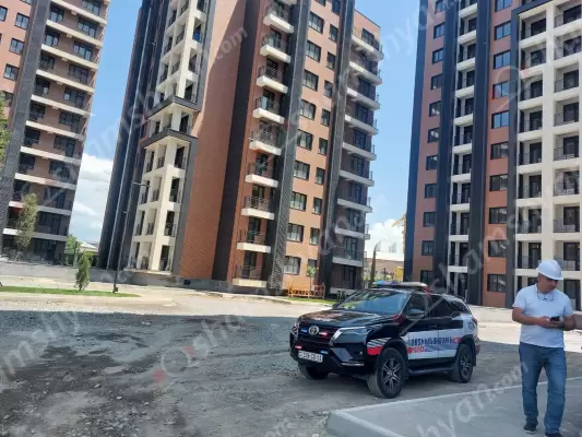 Զովունիում կառուցվող նոր էլիտար թաղամասի շինհրապարակում. աշխատակիցը բարձրությունից վայր է ընկել. բժիշկները պայքարում են նրա կյանքի համար