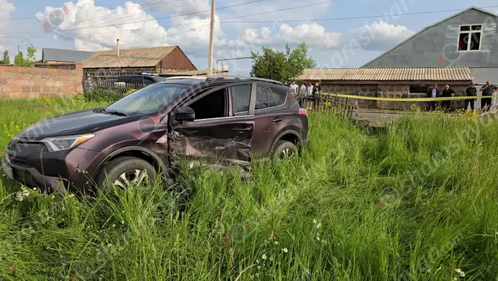 Ավտովթար Ապարանում. բախվել են «Renault»-ն ու «Toyota RAV4»-ը. վերջինը կոտրել է բնակչի փայտե ցանկապատն ու հայտնվել հողամասում. 2 վիրավորներից մեկը 9-ամյա տղա է