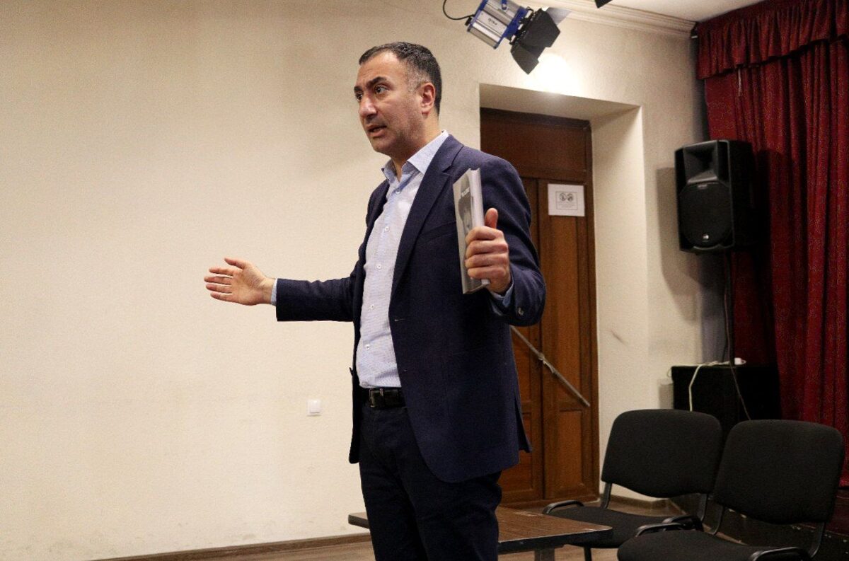 Հայ բանաստեղծը Մակրոնի որոշմամբ դարձել է Ֆրանսիայի «Ազգային արժանիքի շքանշանի ասպետ»
