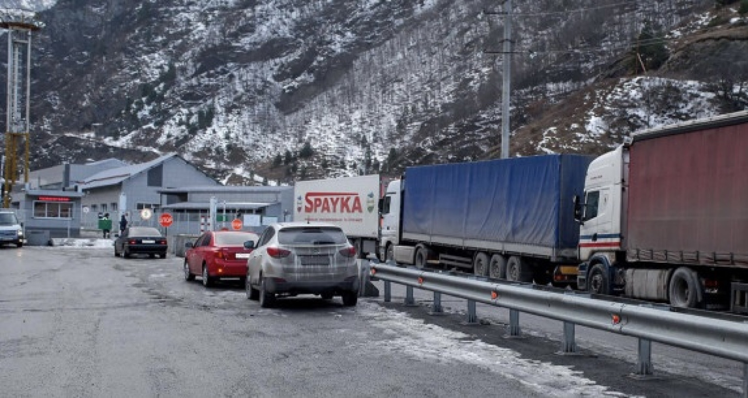 Լարսը բացվել է թեթև մարդատար և ուղևորատար տրանսպորտային միջոցների համար