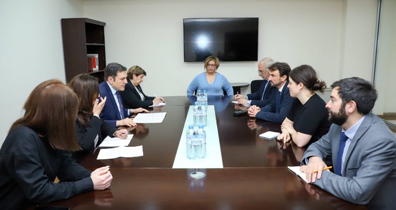 ՀՀ ԱԳՆ միջնորդությամբ Լիոնի քաղաքապետը հանդիպել է Ադրբեջանում ապօրինաբար պահվող հայ ռազմագերու հոր հետ (լուսանկար)