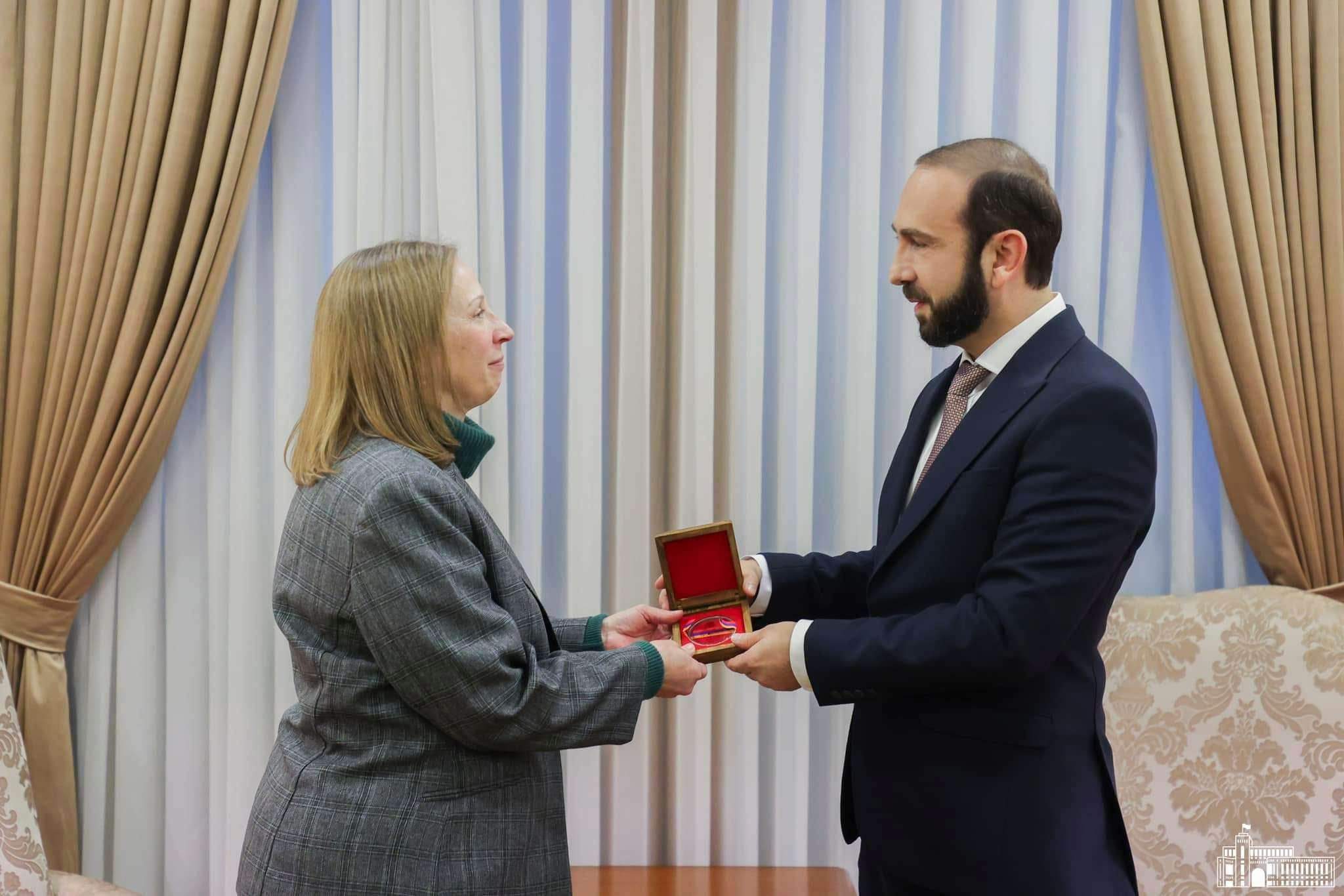 Արարատ Միրզոյանը ՀՀ-ում ԱՄՆ դեսպան Լին Թրեյսիին պարգևատրել է ՀՀ ԱԳՆ պատվո մեդալով