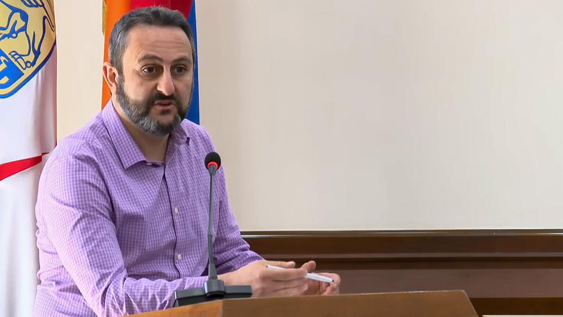 Ավագանու նիստում ծեծկռտուք կանխվեց. Զարոկյանին դուրս բերեցին (Տեսանյութ)