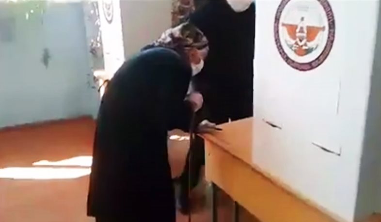 Արցախում քվեարկել է ամենատարեց ընտրողը՝ 111 տարեկան Արևհատ տատը