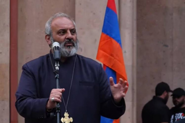 Բագրատ Սրբազանն ու իր աջակիցները սուրբ Աննա եկեղեցու բակում են` ուղիղ