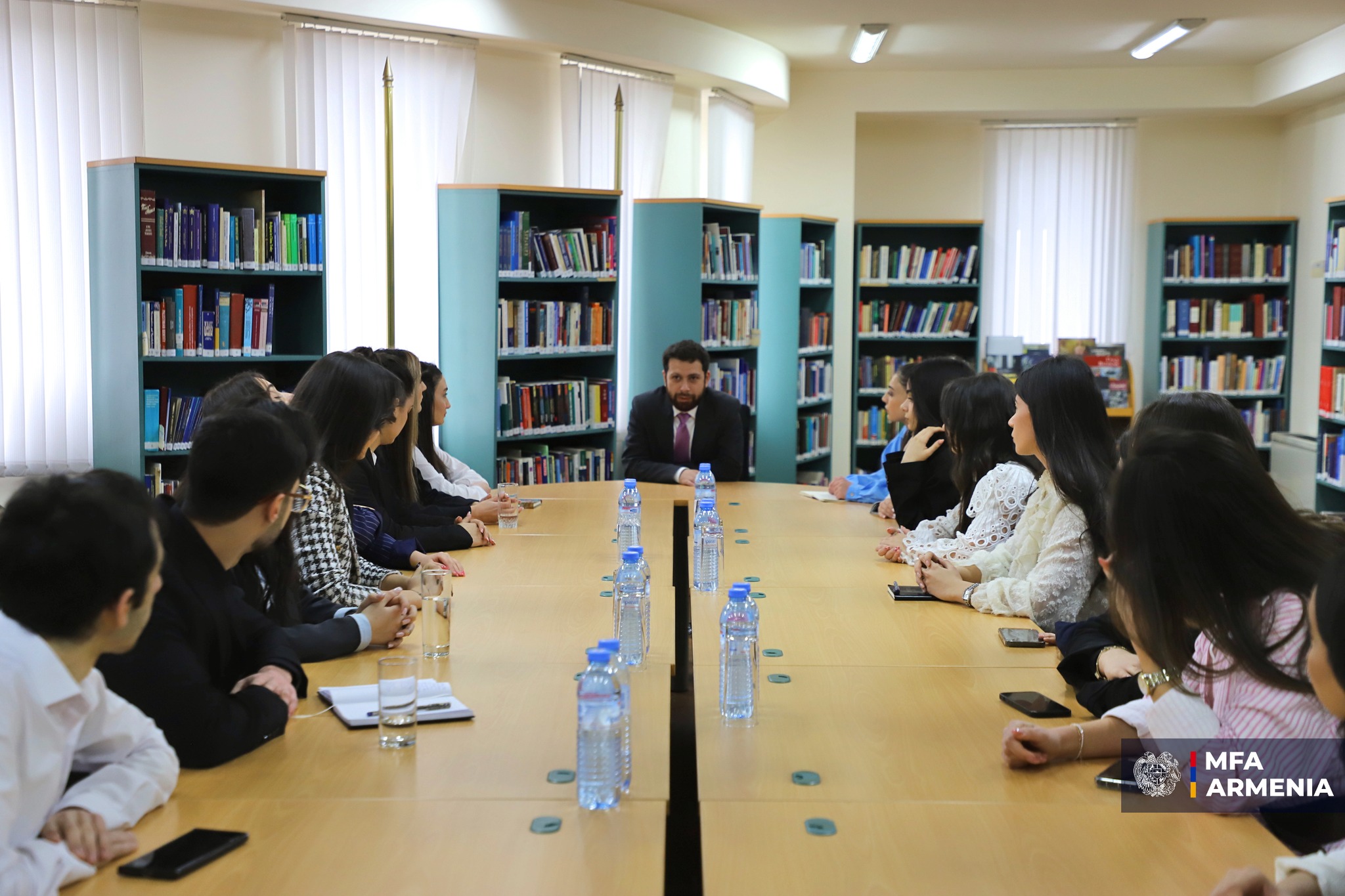 ԱԳ նախարարի տեղակալ Վահան Կոստանյանը հանդիպում է ունեցել ուսանողների հետ