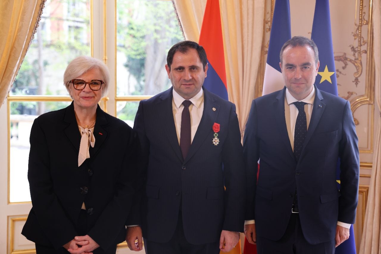 Մակրոնի հրամանագրով Պապիկյանին շնորհվել է Ֆրանսիայի «Պատվո լեգեոն» շքանշանը